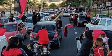 Festejos de los hinchas de Colón en la Costanera por tercer día consecutivo.