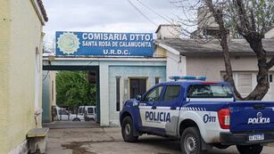 Los menores de edad iban en una moto que colisionó con un automóvil. La Policía investiga el hecho (La Voz archivo).