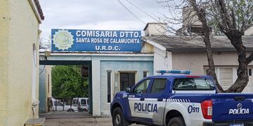 Los menores de edad iban en una moto que colisionó con un automóvil. La Policía investiga el hecho (La Voz archivo).