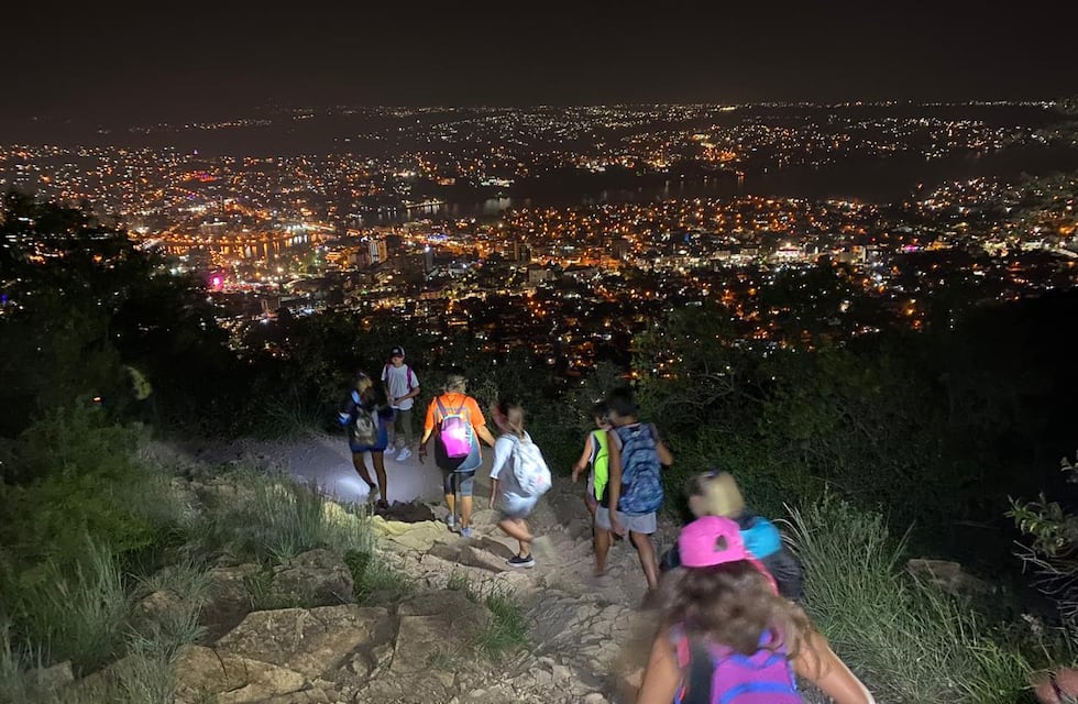 Villa Carlos Paz de noche, desde la cima del cerro La Cruz