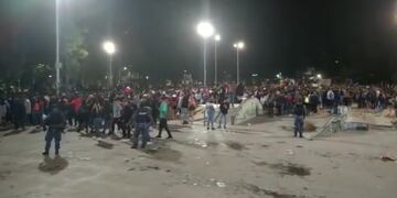 Un grupo de jóvenes le tiraron piedras a la policía y rompieron un móvil policial