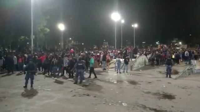Un grupo de jóvenes le tiraron piedras a la policía y rompieron un móvil policial