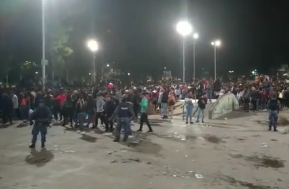 Parque de Mayo: se reunieron más de 1.500 jóvenes y un grupo rompió un patrullero