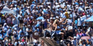 Locura por la Selección: varias personas se subieron a lugares altos.