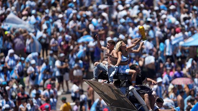 Locura por la Selección: varias personas se subieron a lugares altos.