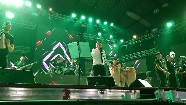 Los futbolistas fueron al concierto y sorprendieron a los cuarteteros de Córdoba.