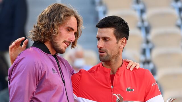 Stefanos Tsitsipas no aguantó las lágrimas en la ceremonia de premiación de Roland Garros.