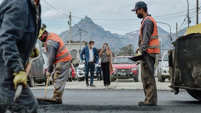Comenzó la pavimentación de la calle Río Claro, entre De la Estancia y Bahía Ushuaia que conecta parte del circuito que completa la conexión de los distintos ingresos al barrio.