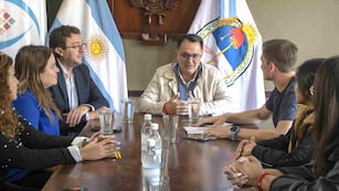 El presidente de parlamento municipal capitalino, Lisandro Aguiar, junto a los concejales Melisa Silva y Leandro Giubergia, reunidos con los referentes de “La Generación Jujuy”.