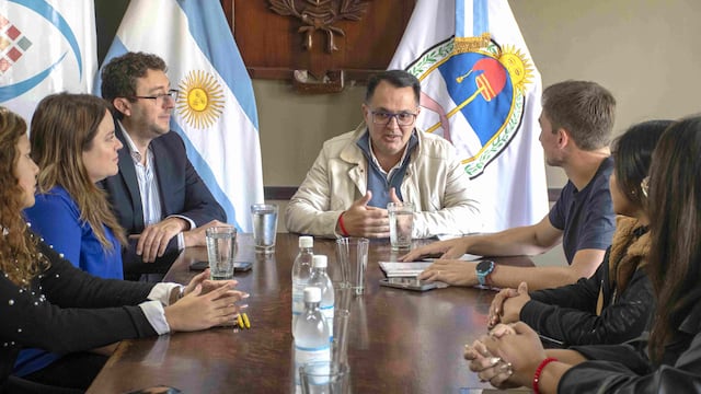 El presidente de parlamento municipal capitalino, Lisandro Aguiar, junto a los concejales Melisa Silva y Leandro Giubergia, reunidos con los referentes de “La Generación Jujuy”.