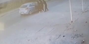 Seis asaltantes balearon a una mujer para robarle el auto.