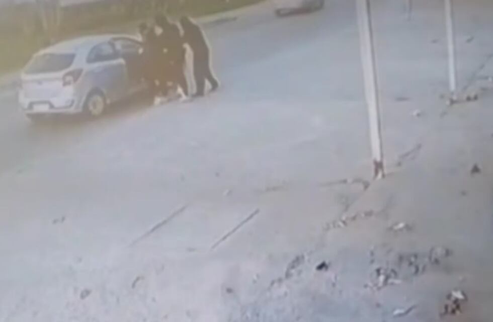 El momento dramático en el que le disparan a una mujer para robarle el auto