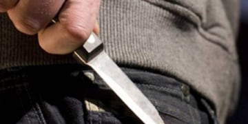 A plena luz del día, una mujer mató a otra de un puntazo en Santa Lucía.