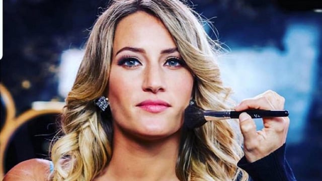 Mica Viciconte posó de espaldas y arrodillada con un conjunto de lencería y tacos