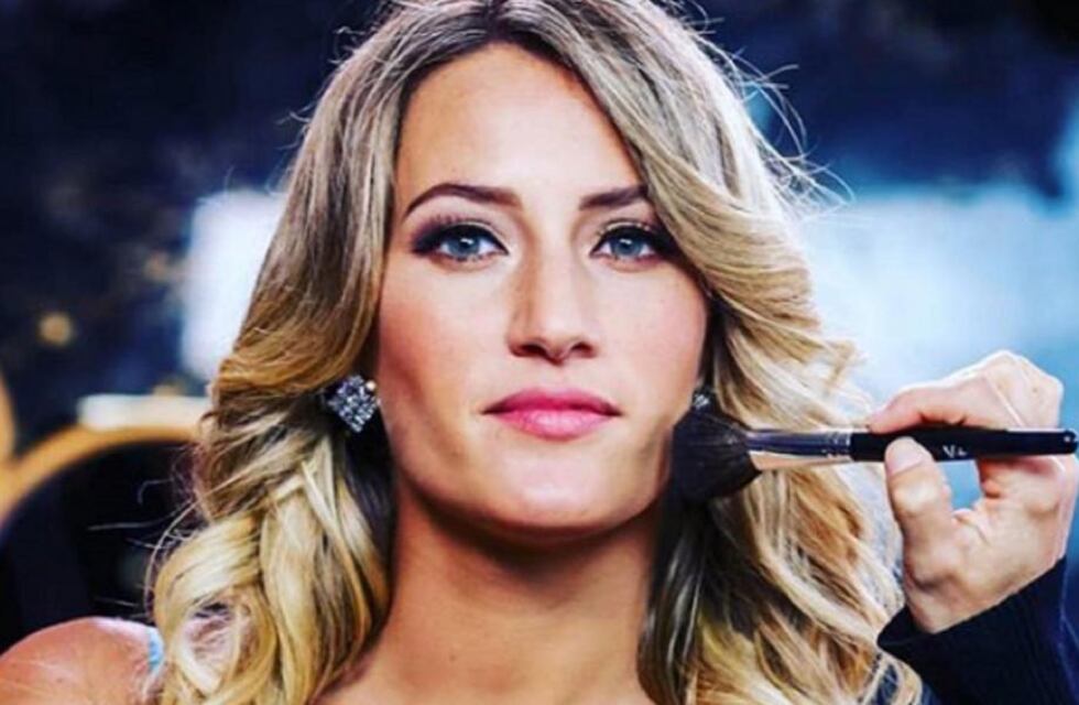 Mica Viciconte posó de espaldas y arrodillada con un conjunto de lencería y tacos