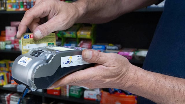 Crece el pago con tarjetas de débito.