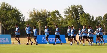 El plantel de Belgrano en la primera práctica del 2022 en el predio Armando Pérez.