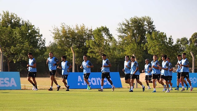 El plantel de Belgrano en la primera práctica del 2022 en el predio Armando Pérez.