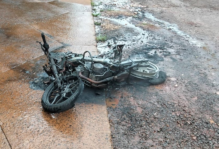 Se incendió una motocicleta tras un accidente en Puerto Iguazú.