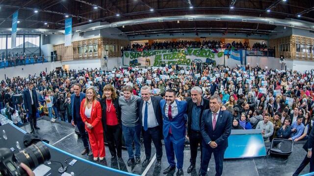 Realizó entrega de 200 viviendas Procrear y 70 créditos Casa Propia