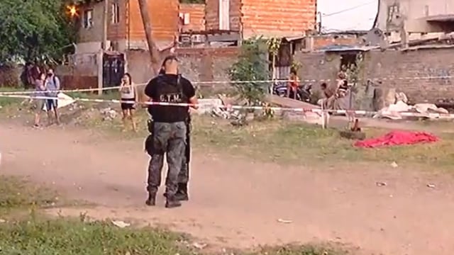 La víctima de 16 años quedó tendida en la calle este lunes a la tarde luego del ataque a balazos. (Canal 3)