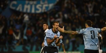 Diego Novaretti volverá a ser titular en Belgrano, por la expulsión de Alejandro Rébola y la lesión de Erik Godoy (Facundo Luque).
