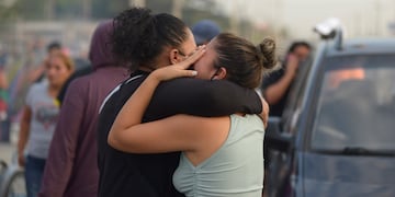Familiares de presos lloran y se abrazan mientras esperan información a las afueras de la penitenciaría. EFE/ Marcos Pin.
