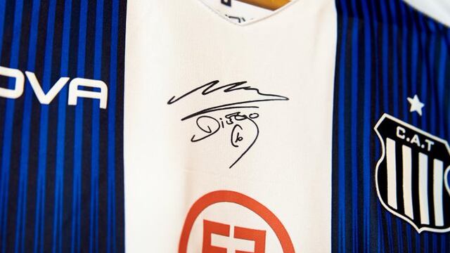 La camiseta con la firma de Diego. Parte de los homenajes Albiazules.