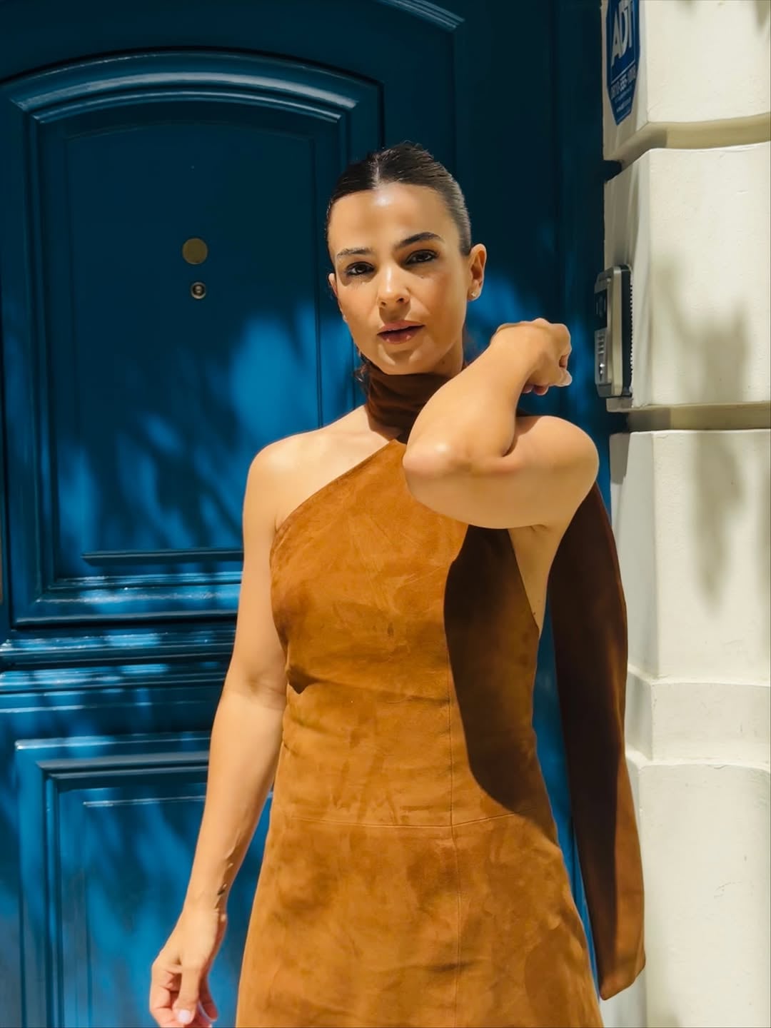 Agustina Cherri eligió el color de la temporada y marcó tendencia con un look de hombros al descubierto