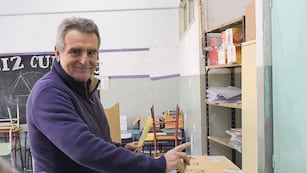 Agustín Rossi emitió su voto en este domingo electoral en Santa Fe.