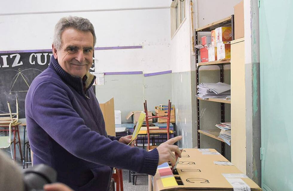 Elecciones PASO en Santa Fe: Agustín Rossi votó y cuestionó el sistema de Boleta Única