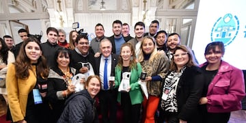 En Casa de Gobierno, el mandatario agradeció a trabajadores de prensa y destacó la importancia de un periodismo libre y sin privilegios en el acceso a la información.