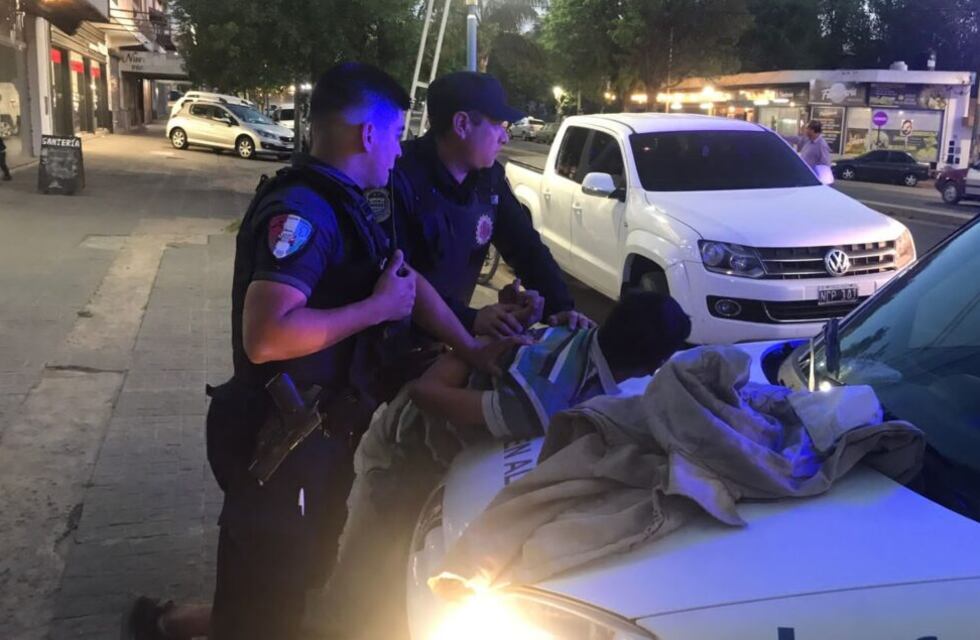 Detuvieron a dos hombres en La Falda por robo de auto: operativo cerrojo en Valle Hermoso