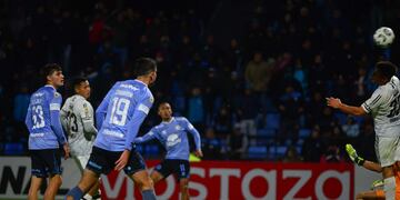 Golazo del peruano Reyna para Belgrano. Busco el ángulo, palo y 2 a 1 contra Central Córdoba.
