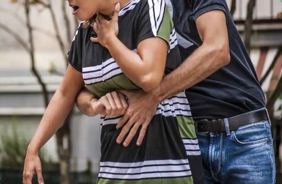 Técnica para auxiliar en caso de atragantamiento, cómo actuar ante emergencias