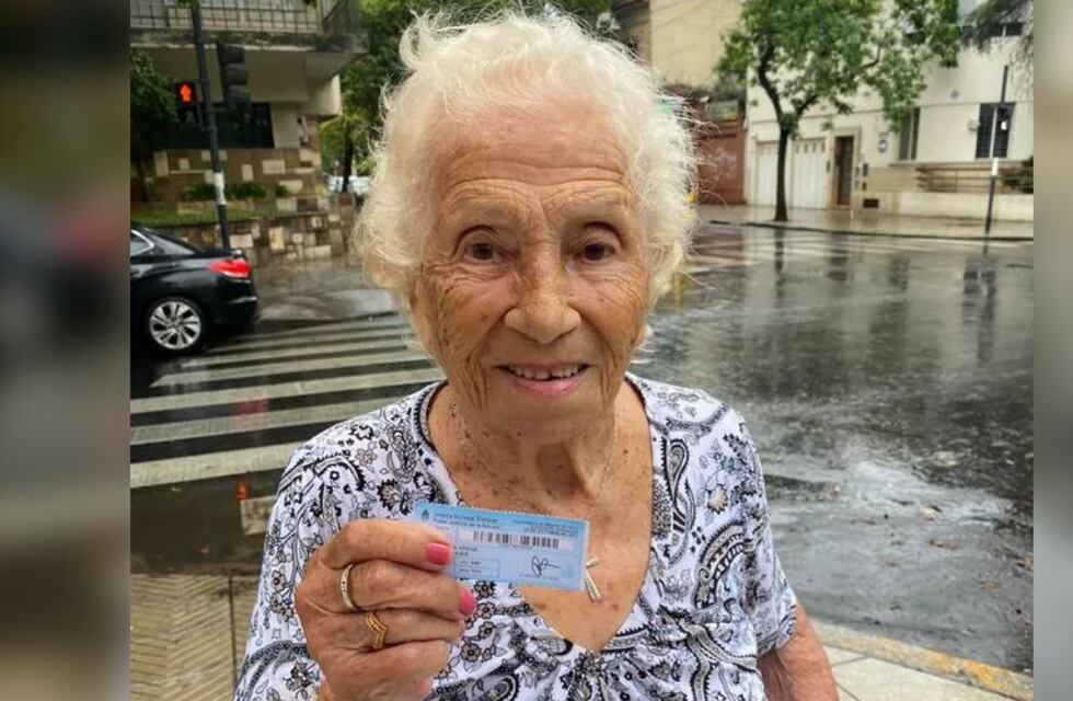 Un ejemplo: bajo la lluvia, una santafesina de 102 años se acercó a las urnas este domingo de elecciones