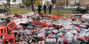 Volcó un camión con botellas de Coca Cola.