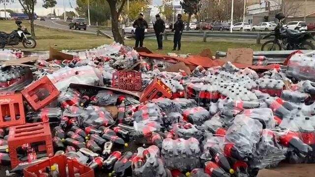 Volcó un camión con botellas de Coca Cola.