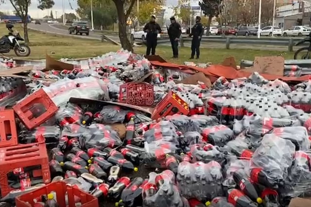Volcó un camión con botellas de Coca Cola.