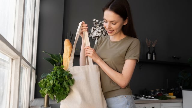 ¿Sobrantes de tela? No los tires, son un tesoro: cómo transformarlos en un bolso resistente y lindo
