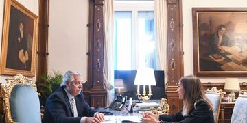 El presidente Alberto Fernández y la titular de ANSES, Fernanda Raverta.