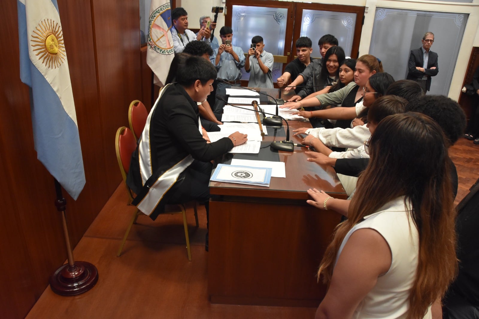 Momento en el que prestan juramento los nuevos integrantes de la conducción de la Federación de Centros de Estudiantes del Nivel Secundario de Jujuy.