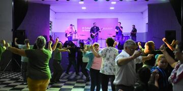 Festejo popular en el Club Independiente por el día de la patrio