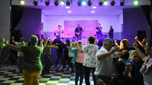 Festejo popular en el Club Independiente por el día de la patrio