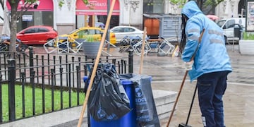 Cómo es un día de trabajo de los barrenderos en Córdoba.
