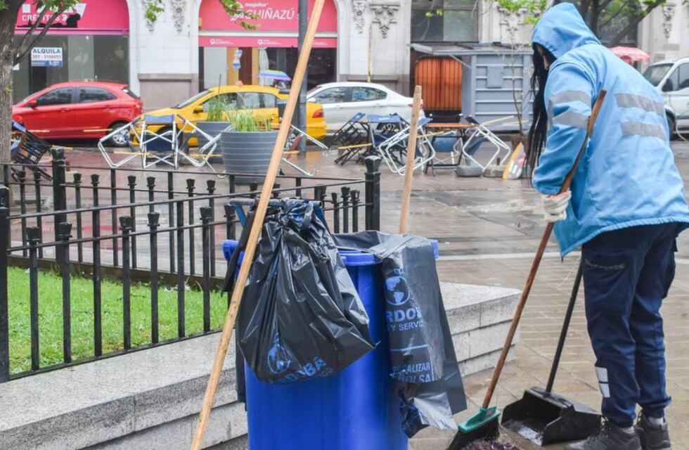 Trabajo, perreo y brindis: cómo es el día laboral de los barrenderos de Córdoba en Navidad