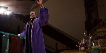 Tiene 5 temporadas, revela el lado oscuro de un líder religioso y es perfecta para el fin de semana largo.