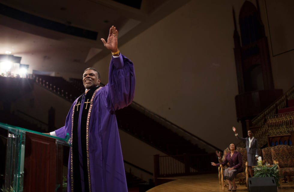 Tiene 5 temporadas, revela el lado oscuro de un líder religioso y es perfecta para el fin de semana largo