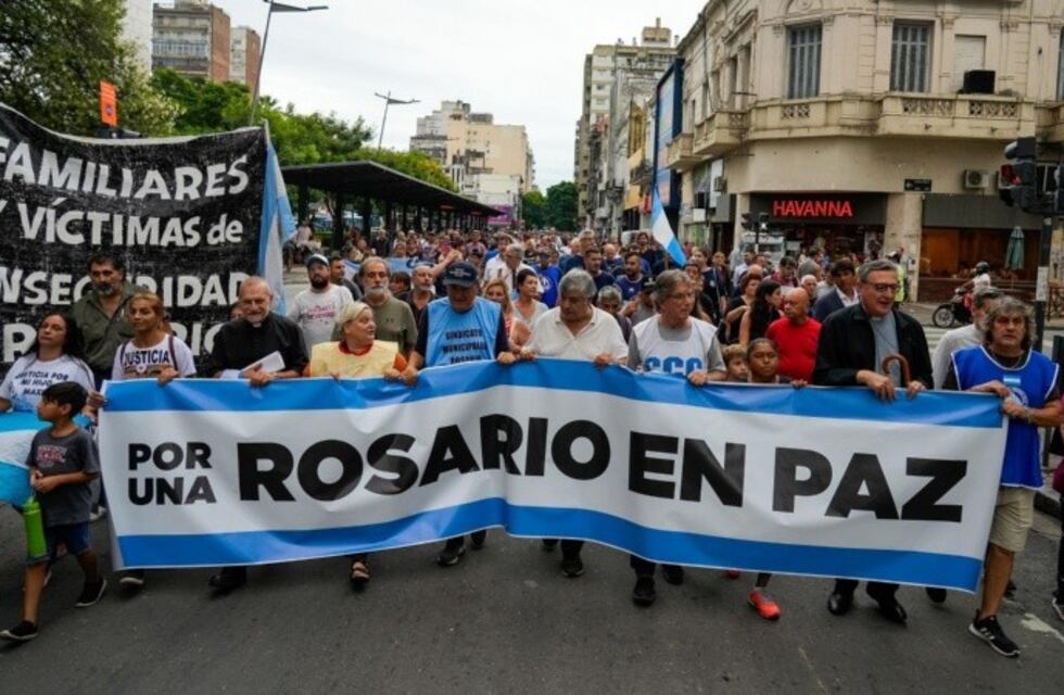 Nutrida convocatoria por la paz reunió a gremios, vecinos y organizaciones sociales y religiosas en Rosario
