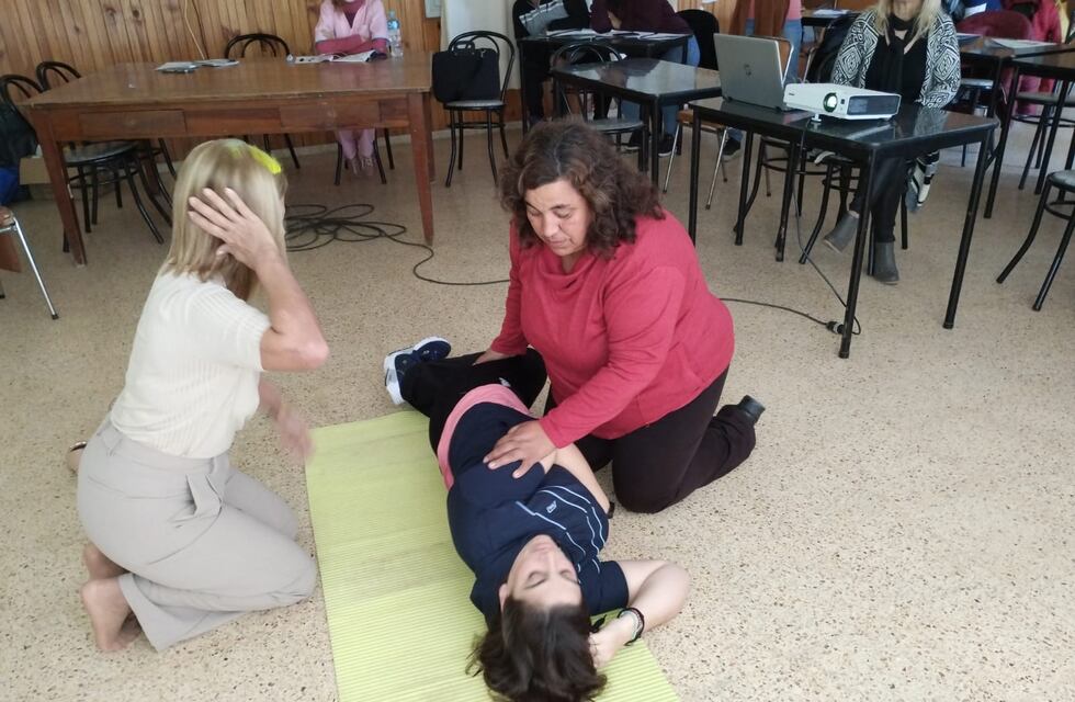 El Área de Adultos Mayores de Tres Arroyos realizó curso de RCP y DEA en Copetonas